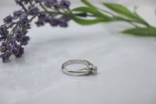  White Gold Ring with diamond