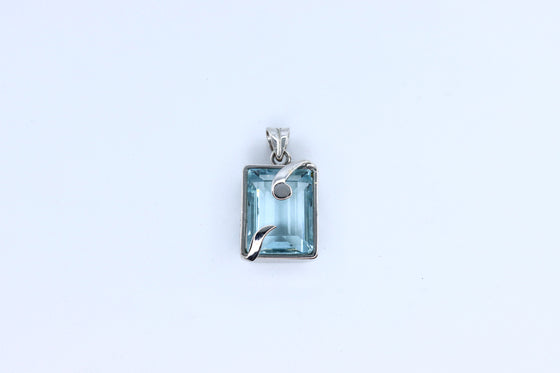 White Gold Pendant with Aquamarine