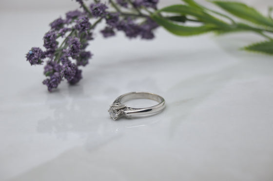 White Gold Ring with diamond