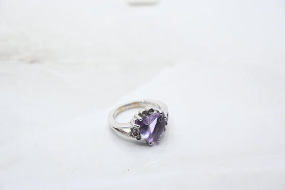 White Gold Ring with Amethyst and Diamonds