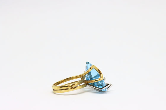 Gold Ring with blue topaz and diamonds