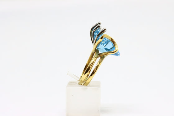 Gold Ring with blue topaz and diamonds