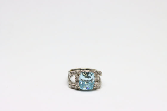 White Gold Ring with diamonds and blue topaz