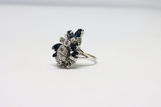 White Gold Ring with sapphire and diamonds