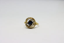  Gold Ring with sapphire and diamonds