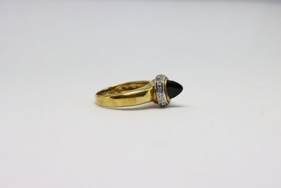 Gold Ring with sapphire and diamonds