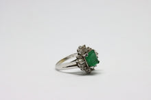  White Gold Ring with emerald and diamonds