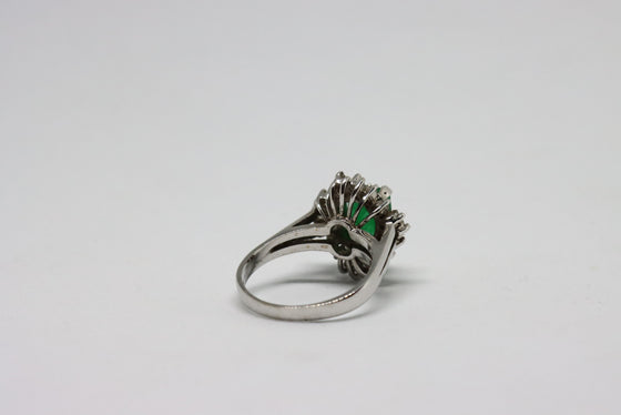 White Gold Ring with emerald and diamonds